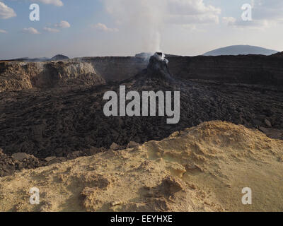 Pinnacle per fumatori al vulcano Erta Ale area. Il flusso di lava formata incredibile onde e modelli dopo ogni eruzione. Trova i Foto Stock