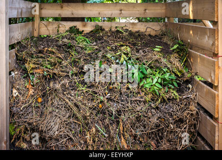 Cantiere organica dei rifiuti in compost di legno box per giardino nel cortile riducendo in concime organico Foto Stock