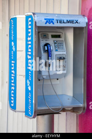 Pubblico a Pagamento telefono ancora in uso nel 2012, Playa del Carmen e Riviera Maya, Yucatan, Messico. Foto Stock