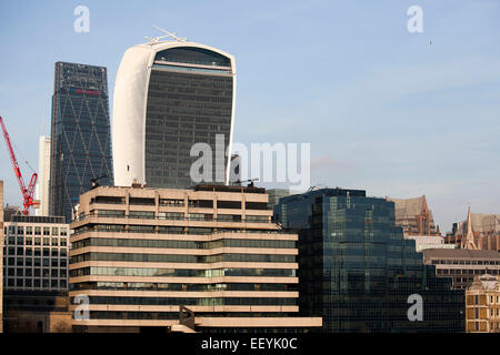 LONDON, Regno Unito - 2 maggio: 20 Fenchurch Street in costruzione il 2 maggio 2013, a Londra, Regno Unito. Rafael Vinoly progettato edificio (la passeggiata Foto Stock