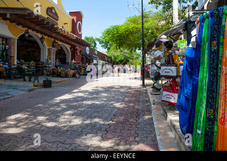 Scena di strada con negozi. Museo di Tequila sulla sinistra. Playa del Carmen e Riviera Maya, Yucatan, Messico. Foto Stock