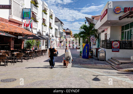 Scena di strada; per i turisti che cercano il loro hotel. Playa del Carmen, Yucatan, Riviera Maya, Messico. Foto Stock