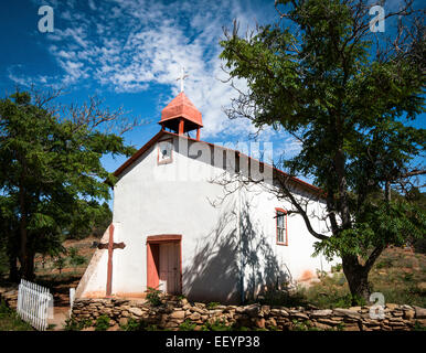 Vecchia Cappella in Apache Canyon vicino a Santa Fe, New Mexico. Costruita dal vescovo Lamy oltre 150 anni fa. Foto Stock