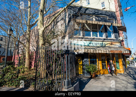 New York, NY 23 Gennaio 2015 - Avignone farmacia, che è stato in attività su Bleecker Street dal 1929, slated per chiudere al 30 Aprile dal proprietario, riferito, ha triplicato l'affitto, ©Stacy Rosenstock Walsh/Alamy Foto Stock