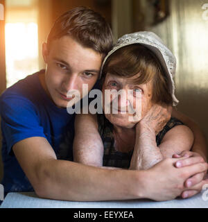 Nonna e nipote ritratto insieme in un abbraccio. Foto Stock