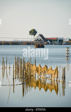 Tradizionali attrezzature di pesca nella Laguna di Albufera di Valencia, Spagna Foto Stock