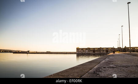 Una vista della abbandonato il vecchio porto di Trieste in una sera d'autunno Foto Stock