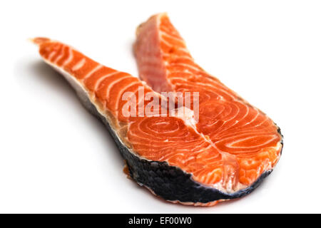 Salmone Crudo di pesce rosso isolato di bistecca su bianco Foto Stock