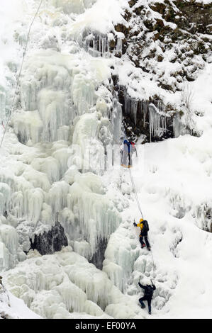 Arrampicata su ghiaccio su grigio mare della cascata di coda, Moffat Hills, Moffat Dale, Dumfries & Galloway, Scozia Foto Stock