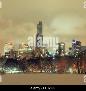 Central Park inverno al panorama notturno con grattacieli di Manhattan a New York City Foto Stock