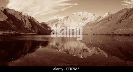 Neve montagna e lago di BW con riflessioni panorama di Yosemite. Foto Stock