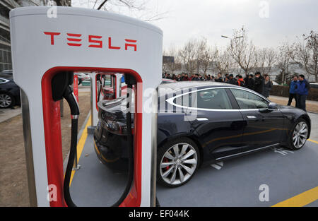 Tianjin. 24 gen 2015. I proprietari hanno il loro Tesla auto elettrica ricaricata in un sovralimentatore stazione nel nord della Cina di Tianjin, Gennaio 24, 2015. La prima Tesla Supercharger stazione di Tianjin è stato messo in uso il sabato. I compressori sono tra i più veloci del mondo dei sistemi di ricarica, consentendo agli utenti di ricaricare completamente le loro vetture Tesla' delle batterie in 75 minuti. © Zhang Chenlin/Xinhua/Alamy Live News Foto Stock