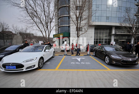 Tianjin. 24 gen 2015. I proprietari hanno il loro Tesla auto elettrica ricaricata in un sovralimentatore stazione nel nord della Cina di Tianjin, Gennaio 24, 2015. La prima Tesla Supercharger stazione di Tianjin è stato messo in uso il sabato. I compressori sono tra i più veloci del mondo dei sistemi di ricarica, consentendo agli utenti di ricaricare completamente le loro vetture Tesla' delle batterie in 75 minuti. © Zhang Chenlin/Xinhua/Alamy Live News Foto Stock