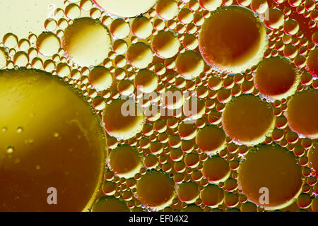 Abstract colorati macro sfondo con gocce di olio in acqua Foto Stock