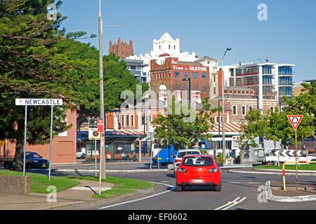 Il traffico nel centro della città di Newcastle, Nuovo Galles del Sud, Australia Foto Stock
