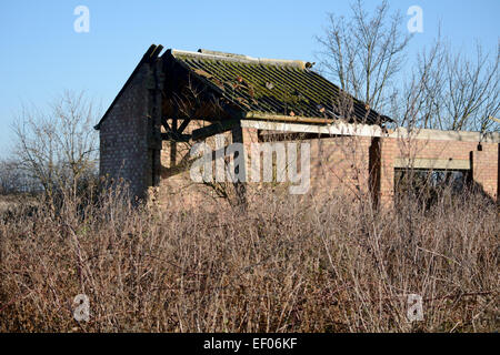 Rotto il supporto a colonna e tetto in fienile abbandonati in Bedford, Bedfordshire, Inghilterra Foto Stock