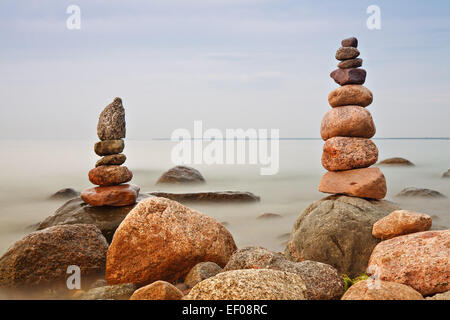 Torri di pietra sulla costa baltica. Foto Stock