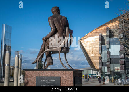 Ivor Novello statua Millennium Centre per la Baia di Cardiff Cardiff Galles Wales Foto Stock