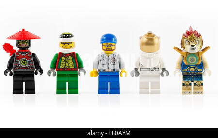 Un gruppo di cinque diversi lego mini personaggi isolati su bianco. La Lego è una famosa linea di Foto Stock