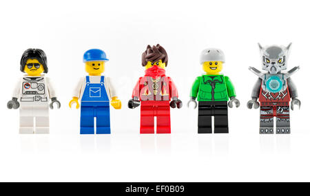 Un gruppo di cinque diversi lego mini personaggi isolati su bianco. La Lego è una famosa linea di Foto Stock