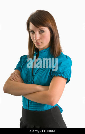 Donna in piedi con le braccia incrociate Foto Stock