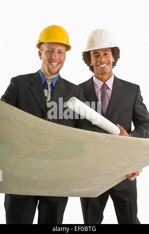 Due architetti guardando il blueprint Foto Stock