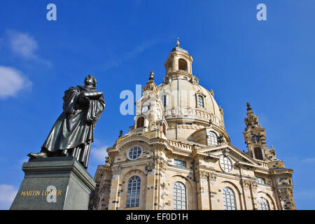 La donna e il Luther Memorial Church a Dresda. Foto Stock