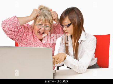 Lo studente che mostra frustrato insegnante come utilizzare un computer Foto Stock
