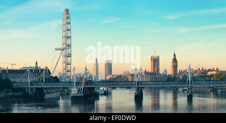 Il fiume Tamigi panorama con il London Eye e il Palazzo di Westminster a Londra. Foto Stock