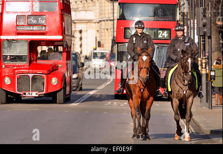 Londra, Inghilterra, Regno Unito. Polizia montata in Whitehall Foto Stock