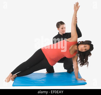 Donna incinta fare yoga Foto Stock