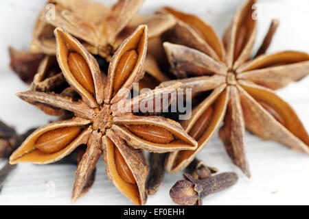 Anice stellato spice su un vecchio dipinto di bianco di legno, dettaglio macro Foto Stock