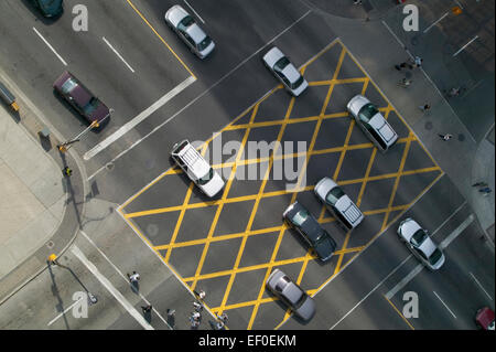 Vista aerea di vetture attraversamento intersezione Toronto, Canada Foto Stock
