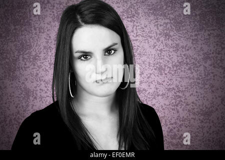 Drammatica triste ritratto di donna, in bianco e nero su sfondo rosa Foto Stock