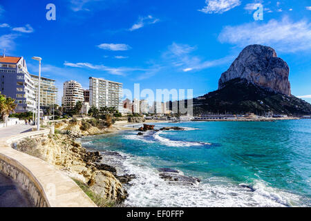 Calpe Costa Blanca, Spagna Penon de Ifach rock, o la Northern Rock, onde ed un cielo blu Foto Stock