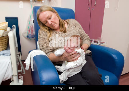 Un bambino che nasce in un ospedale sul suo giro nonne di essere confortati. Foto Stock