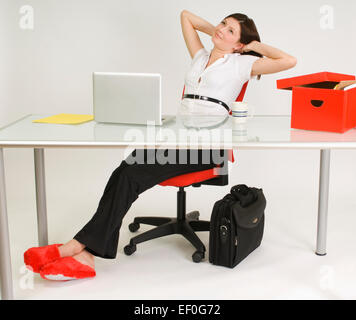 Imprenditrice rilassante a scrivania Foto Stock