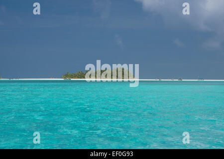 Isole di Cook, Aitutaki, isola luna di miele. Popolari di sabbia bianca Motu (piccola isola) circondato da poco profonda laguna chiaro. Foto Stock