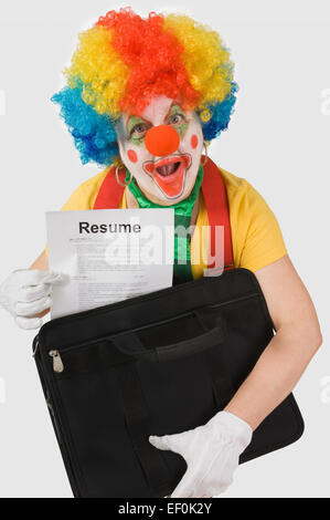 Clown mettendo a riprendere in borsa Foto Stock
