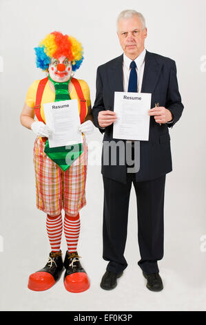 Imprenditore e clown tenendo i loro curriculum Foto Stock