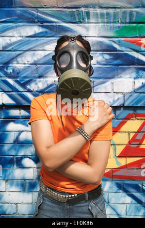 Donna che indossa una maschera a gas contro i graffiti Foto Stock