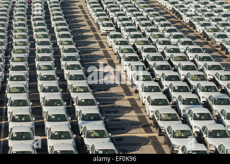 Righe di nuove auto parcheggiata in un porto internazionale Foto Stock