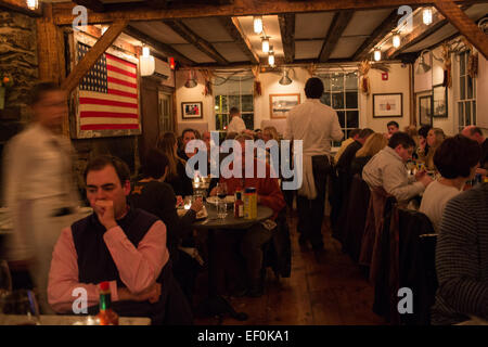 I clienti a cenare al Purdy il contadino e il pesce in North Salem, New York. Foto Stock