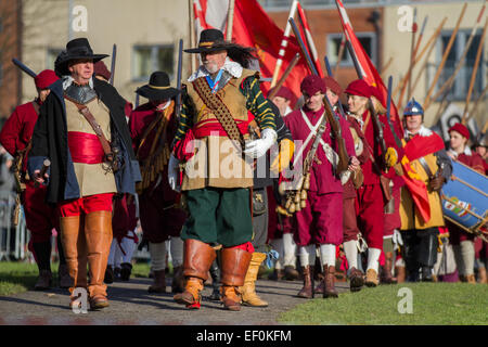 Xvii centure soldati armati a Nantwich, Cheshire, Regno Unito. 24 gen 2015. Bandiere di battaglia volare su Holly Giorno Santo & Assedio di Nantwich rievocazione. Per oltre quarant anni le truppe fedeli del Nodo sigillato si sono riuniti nella città storica di una spettacolare rievocazione della sanguinosa battaglia che ha avuto luogo a quasi 400 anni fa e che ha segnato la fine della lunga e dolorosa assedio della città. Roundheads, cavalieri e altri animatori storico fatta convergere su Centro per riattivare la battaglia. L assedio nel gennaio del 1644 fu uno dei principali conflitti della Guerra Civile Inglese. Foto Stock