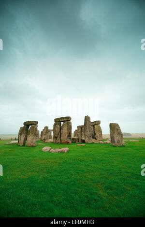 Stonehenge con cloud vicino a Londra come il patrimonio nazionale sito DEL REGNO UNITO. Foto Stock