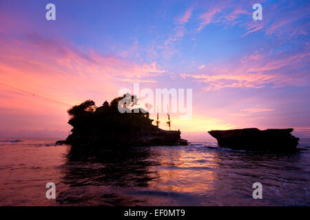 La dal Tempio Tanah Lot al tramonto, il più importante tempio Indu di Bali, Indonesia. Foto Stock