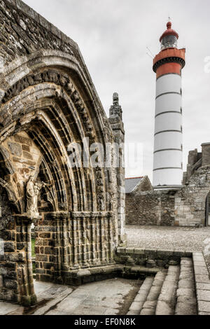 Francia, Finisterre, Plougonvelin, La Chapelle Notre Dame des Grâces e il faro Foto Stock