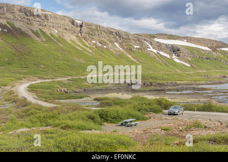 Islanda Westfjords Látrabjarg strada polverosa alla scogliere puffini Foto Stock