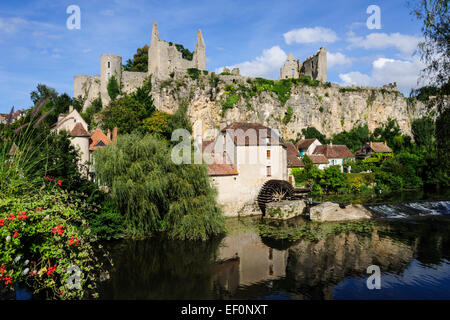 Francia, Poitou, Vienne, angoli-sur-l'Anglin, la fortezza e il vecchio mulino ad acqua sul fiume Anglin Foto Stock