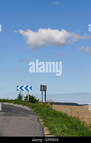 A sinistra girare solo segno sulla strada rurale, Vienne, Francia Foto Stock